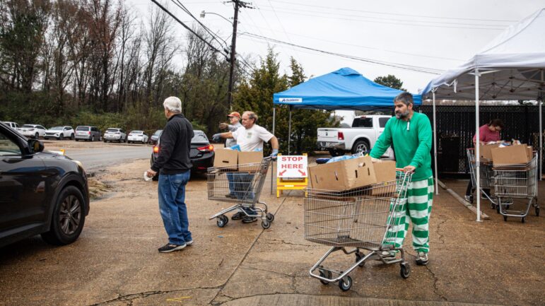 อาสาสมัครโหลดรถเข็นอาหารที่ Saint Luke's Food Pantry ใน Tupelo, Mississippi, 8 ธันวาคม 2022