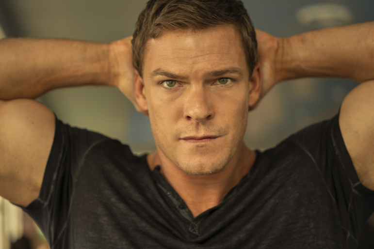 Alan Ritchson plays Jack Reacher in the show Reacher.