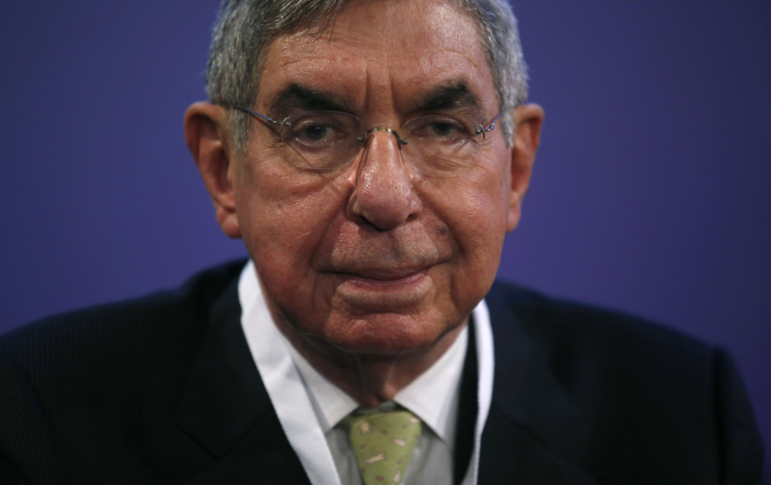 Nobel Peace Prize laureate and two-time Costa Rican President Oscar Arias looks at the media during the opening ceremony of the XV World Summit of Nobel Peace Laureates at the University in Barcelona, Spain, Nov. 13, 2015.