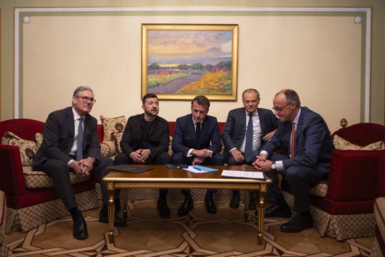 From left, British Prime Minister Keir Starmer, President Volodymyr Zelenskyy, French President Emmanuel Macron, Polish Prime Minister Donald Tusk and German Chancellor Friedrich Merz make a call to U.S. President Donald Trump from Kyiv, Ukraine on Saturday.