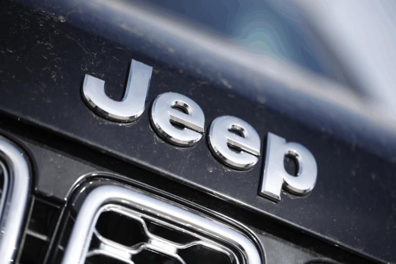 More than 90,000 Jeep Grand Cherokees have been recalled because of a software error that could lead to loss of drive power.