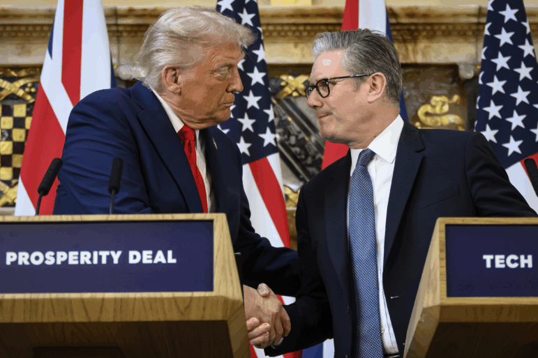 U.S. President Donald Trump, left, and British Prime Minister Keir Starmer shake hands at a press conference at Chequers near Aylesbury, England, Thursday Sept. 18, 2025, at the conclusion of President Trump's second UK state visit.