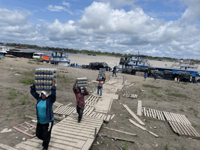 Otis-AmazonPix-9-1-25/UnloadingBoatsLeticia4.jpg