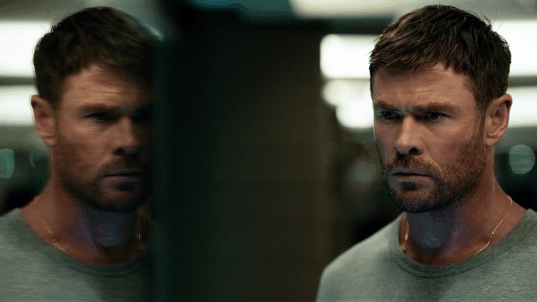 Chris Hemsworth stars as Davis in Crime 101.